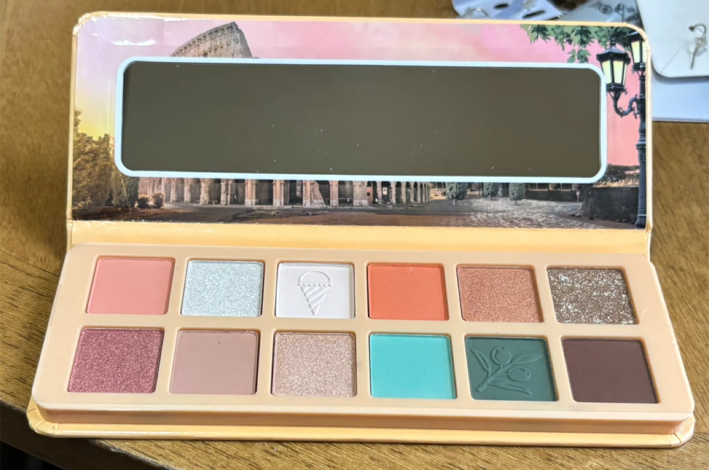 Essence Benvenuti a Roma Eyeshadow Palette - photo 2