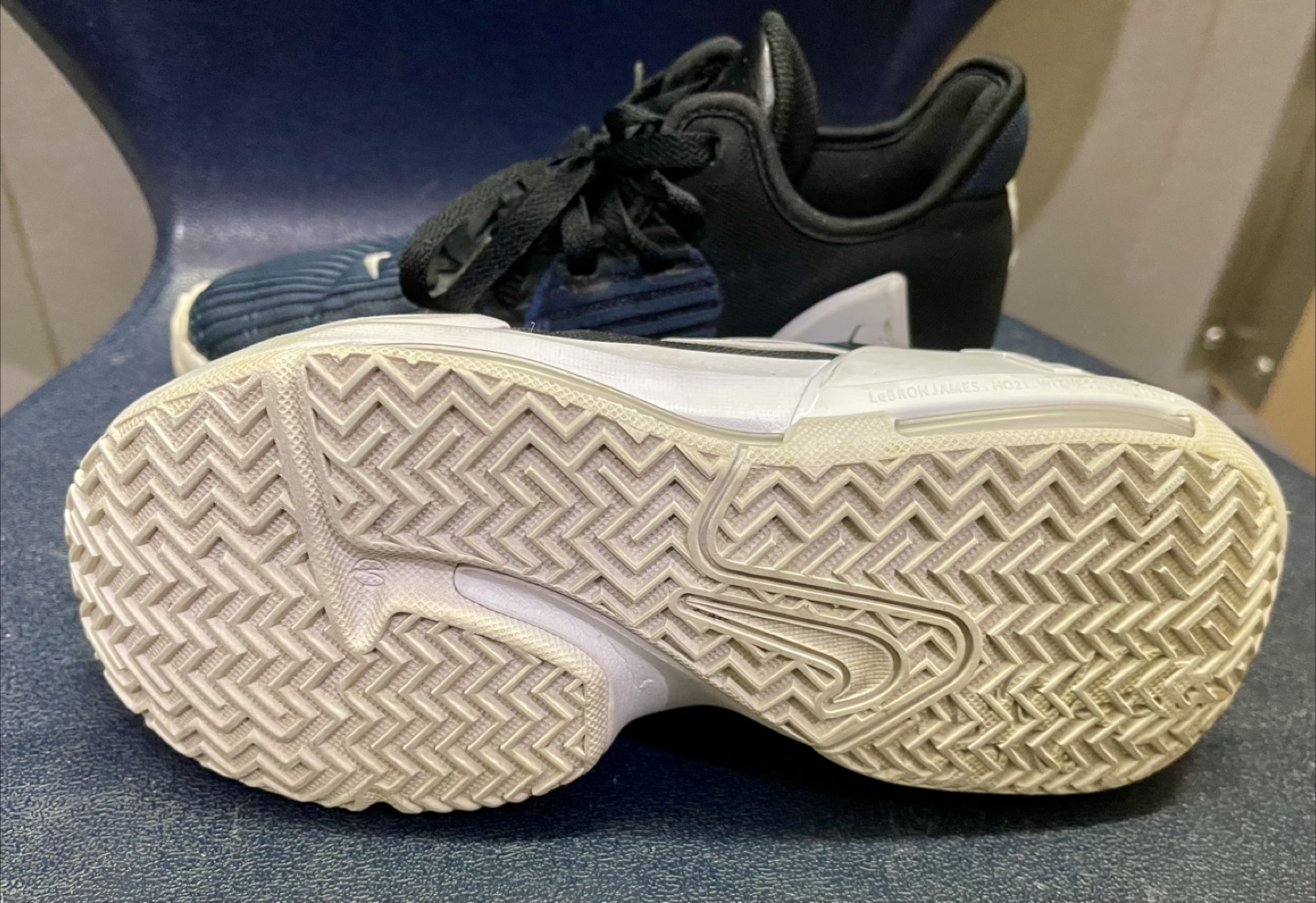 LeBron Witness VI Basketball Shoes US 4 - photo 3
