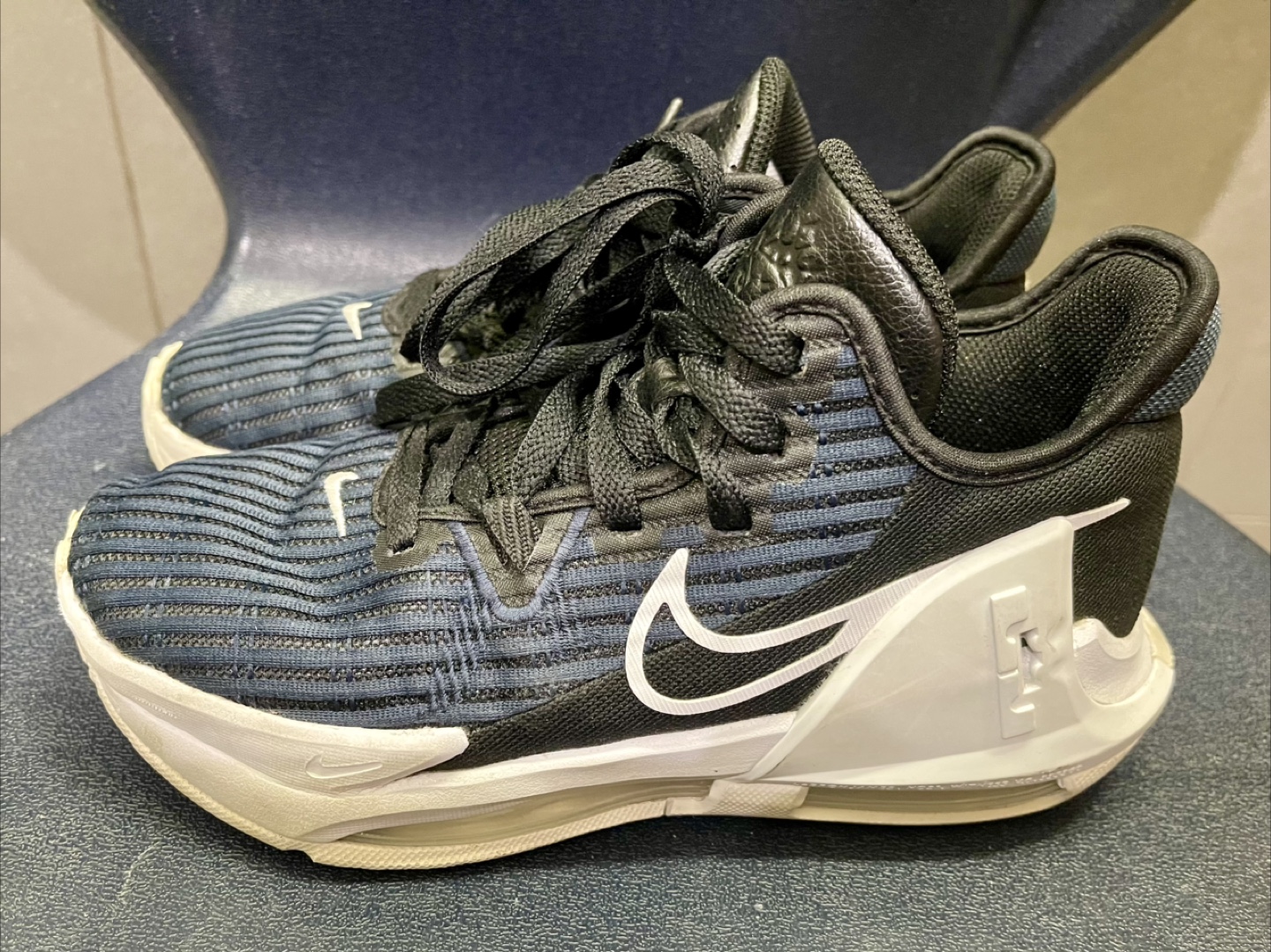 LeBron Witness VI Basketball Shoes US 4
