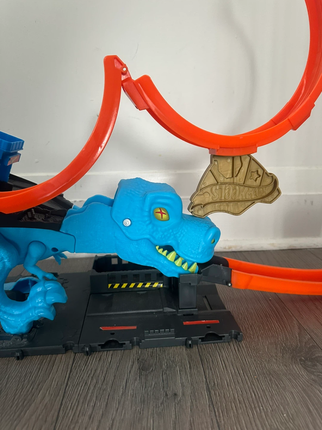 Hot Wheels T-Rex Loop Stunt and Race Playset - photo 2