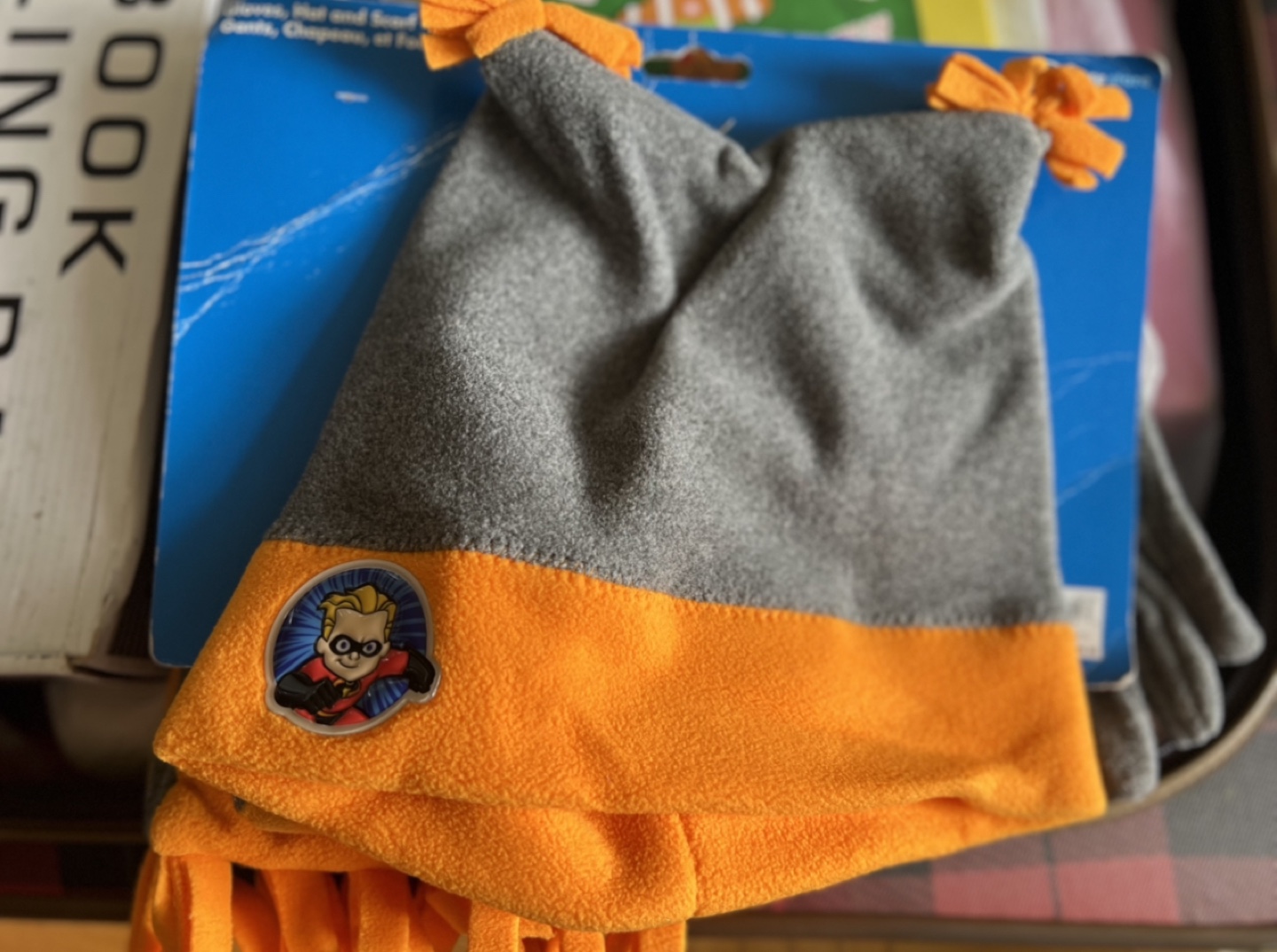 New-The Incredibles Hat, Gloves, and Scarf Set - S/M - photo 2