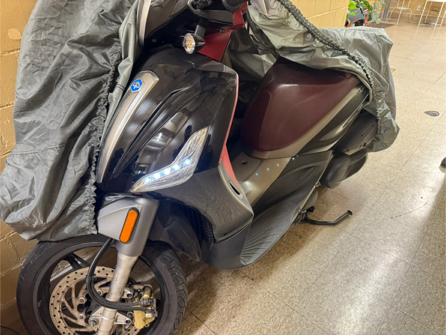 Piaggio Beverly 350 Scooter - photo 2