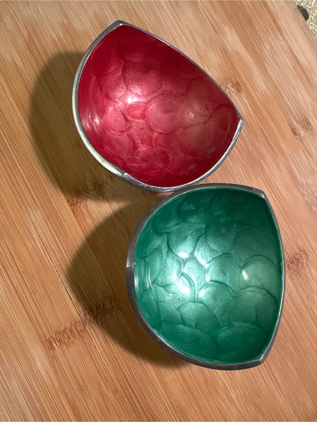 Set of 2 Decorative Metal Bowls - Red and Green - photo 2