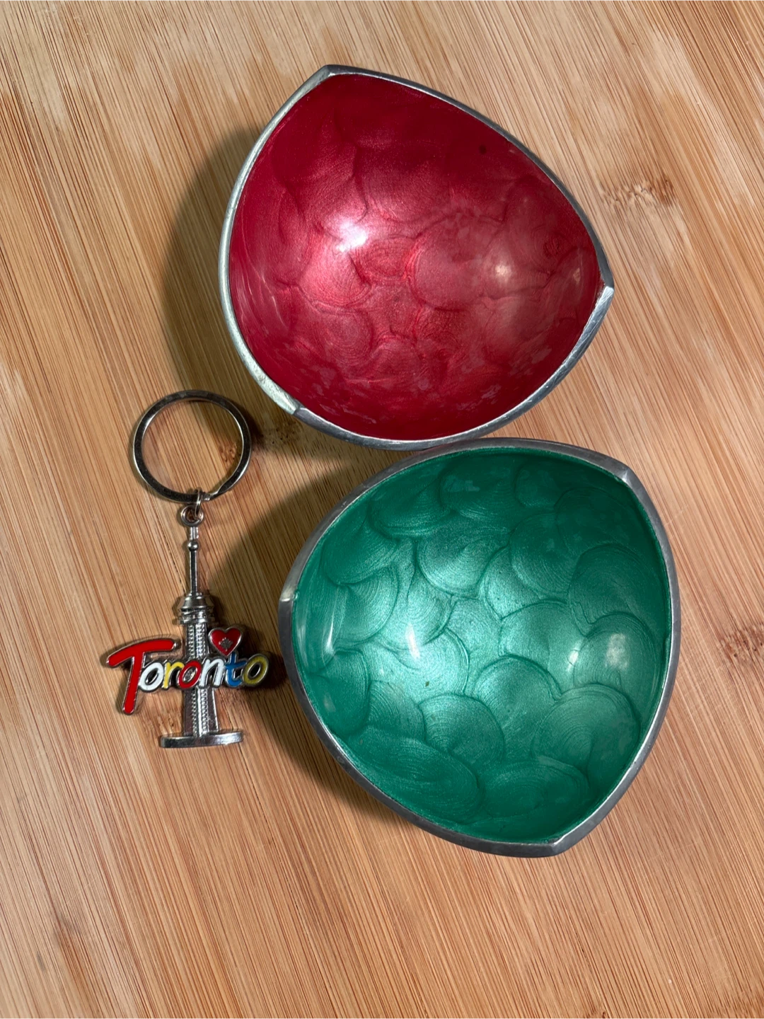 Set of 2 Decorative Metal Bowls - Red and Green - photo 4