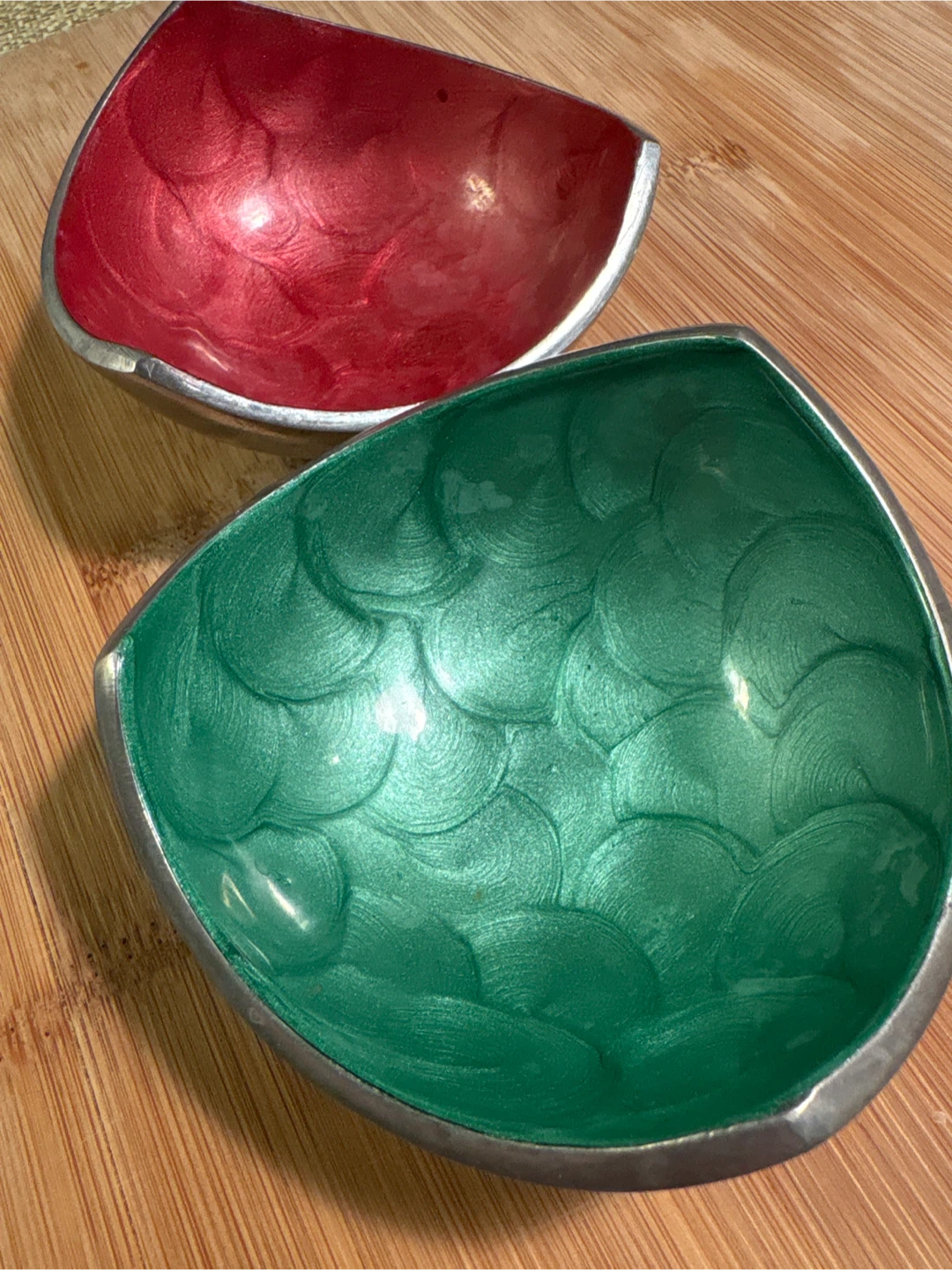 Set of 2 Decorative Metal Bowls - Red and Green - photo 3