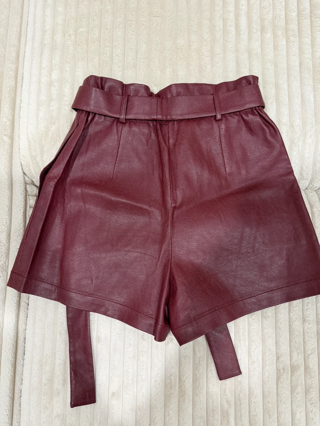 BCBGMAXAZRIA Burgundy Faux Leather Paperbag Waist Shorts XS - photo 2