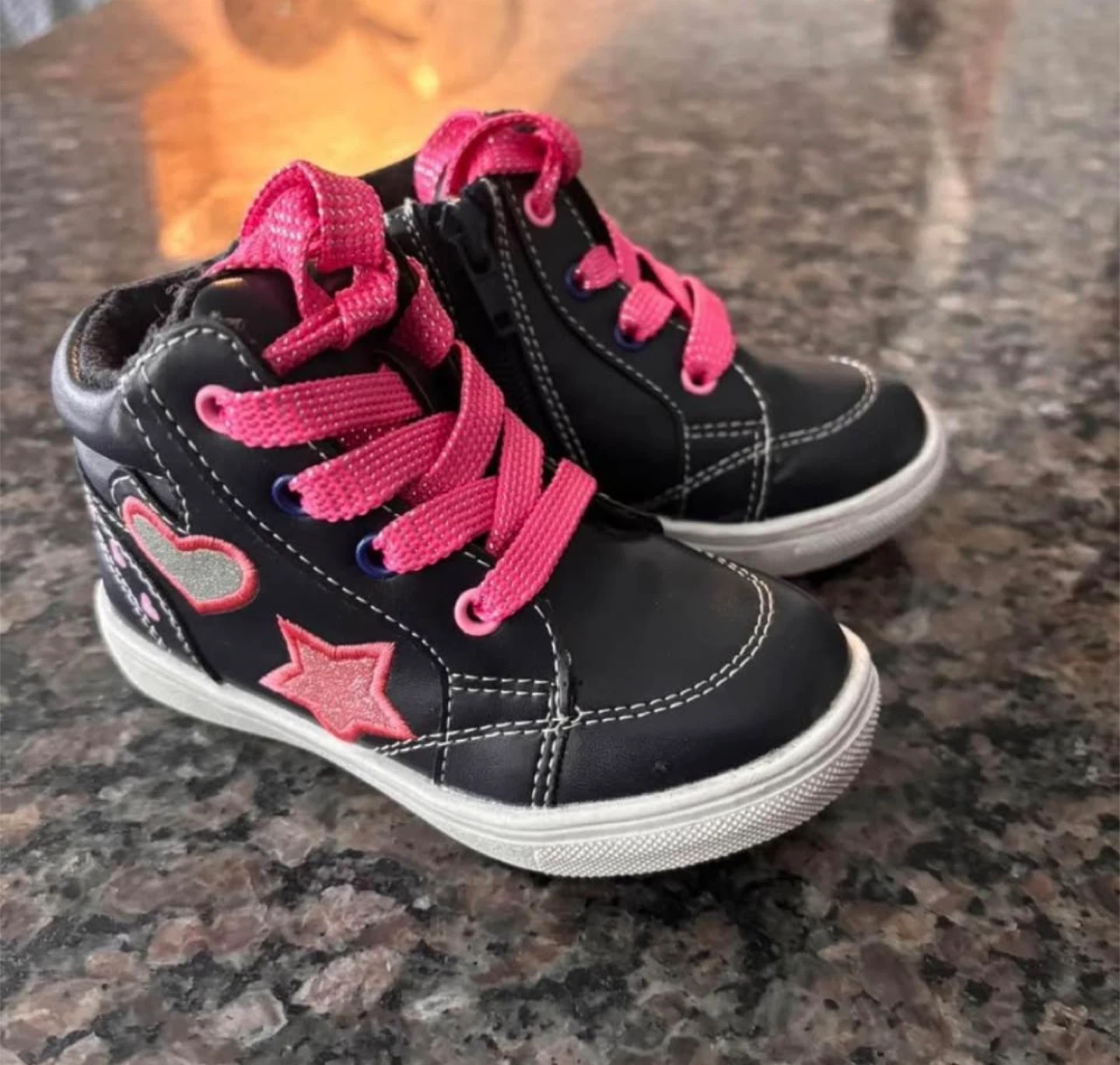 Toddlers Sneakers with Pink Laces