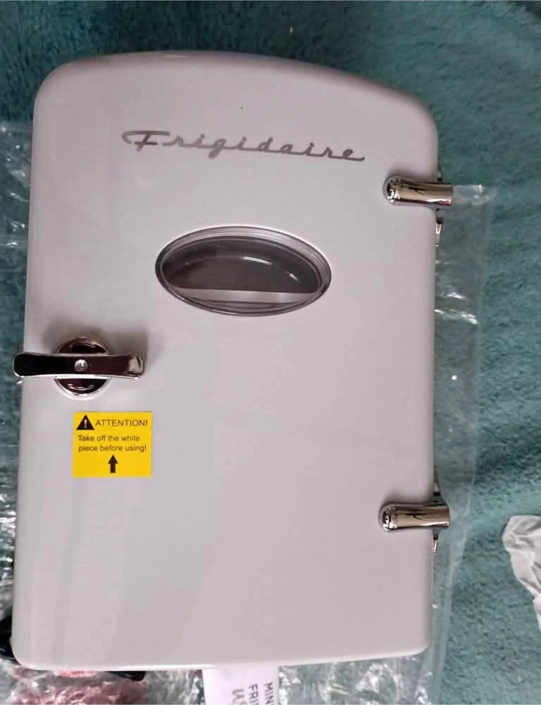 Frigidaire Mini Fridge 6 can - photo 2