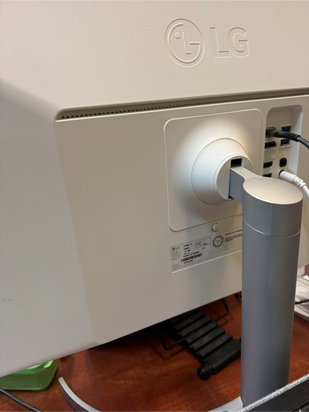 LG 27" 4K UHD Monitor (27UN850-W) - USB-C, IPS, HDR400 - photo 3