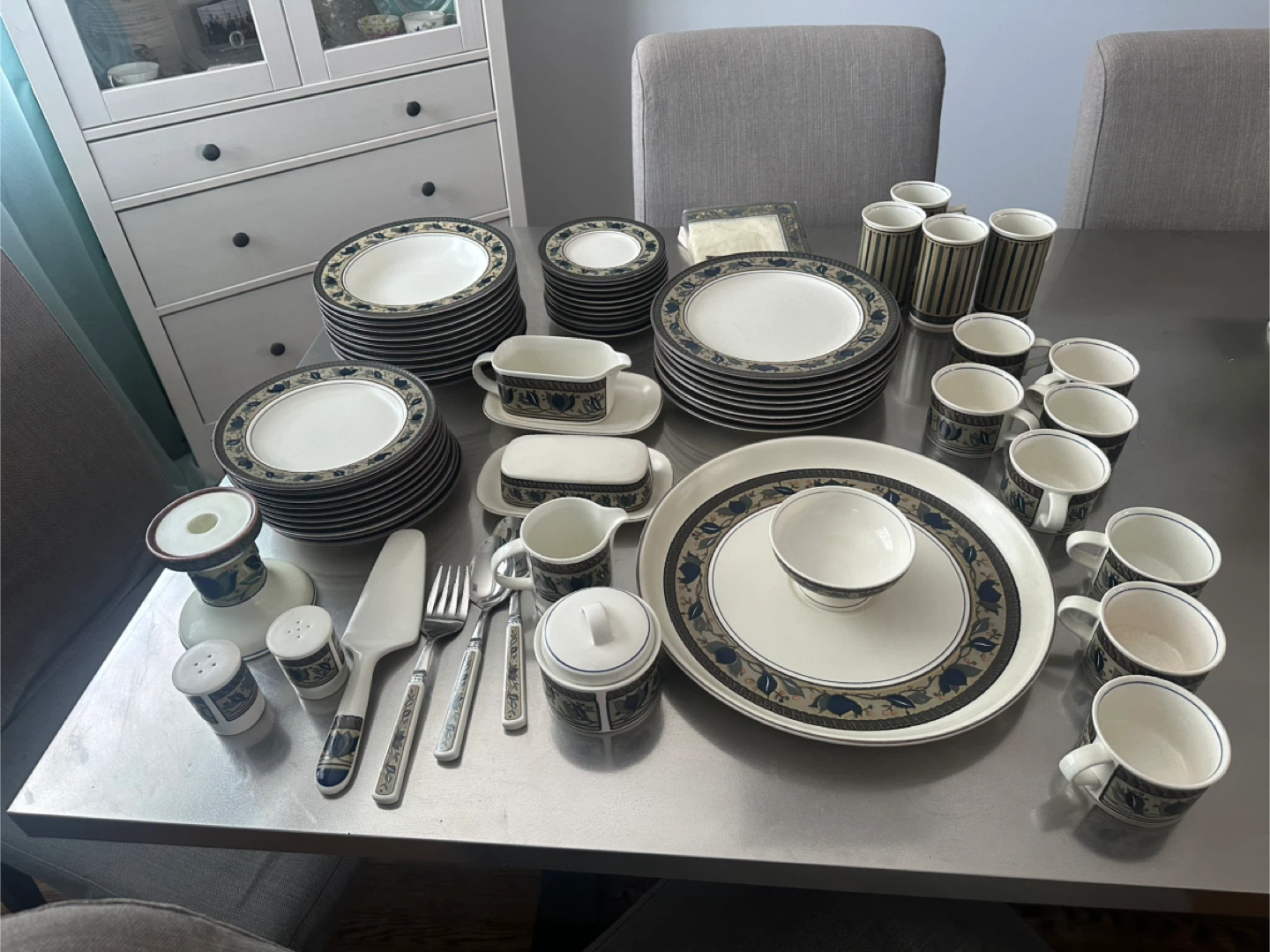 8 settings +accessories Mikasa Arabella  stoneware