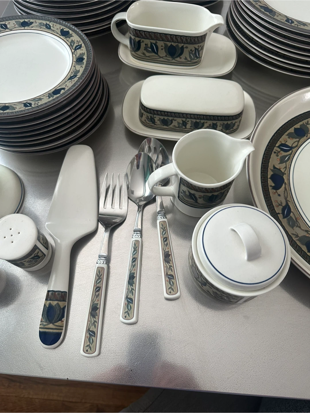 8 settings +accessories Mikasa Arabella  stoneware - photo 2