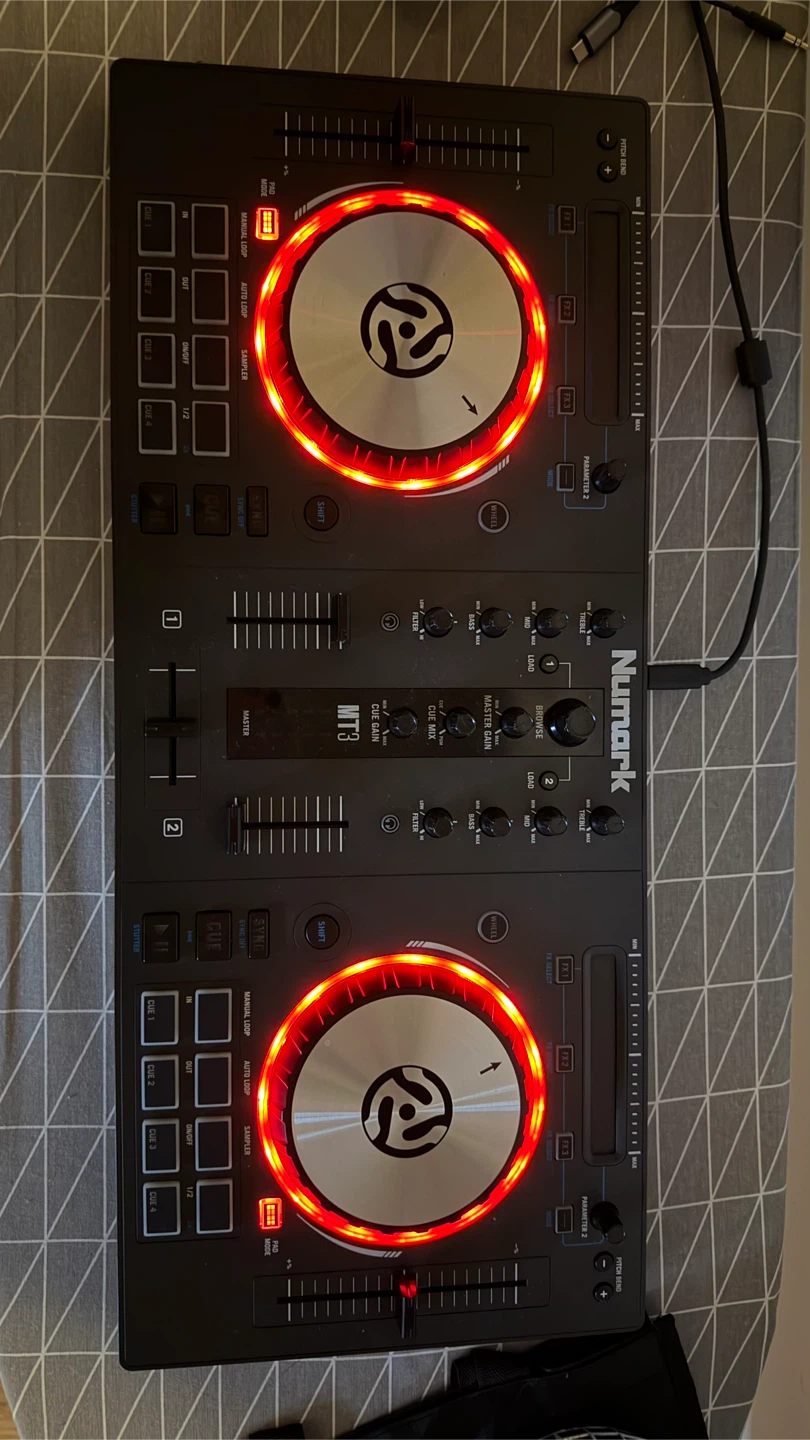 Numark Mixtrack 3 DJ Controller