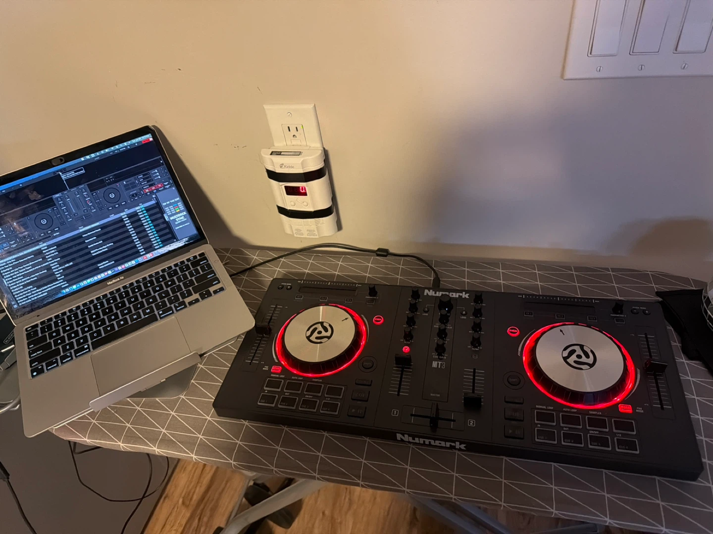 Numark Mixtrack 3 DJ Controller - photo 3