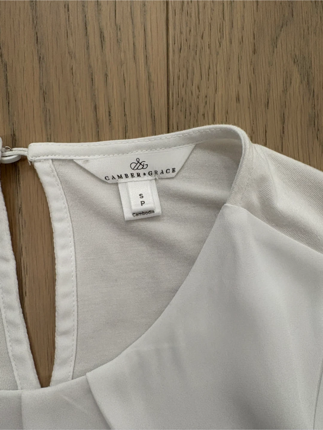 CAMBER&GRACE White Short Sleeve Top - Size S - photo 2