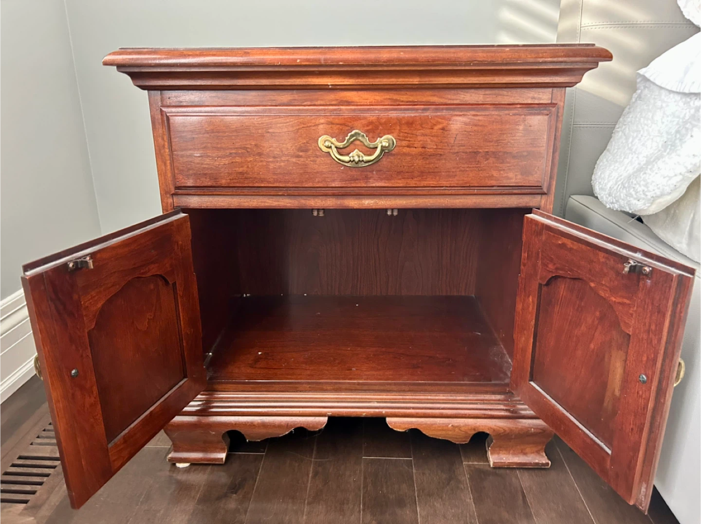 2 solid Cherry wood side tables with Drawer and Cabinet - photo 3