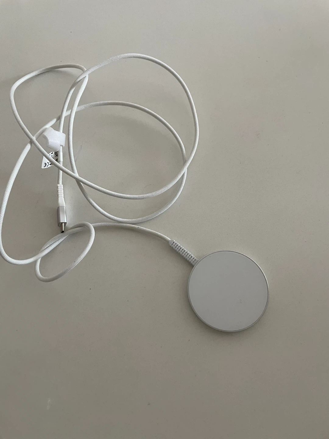 White Magnetic Wireless Charger - photo 2