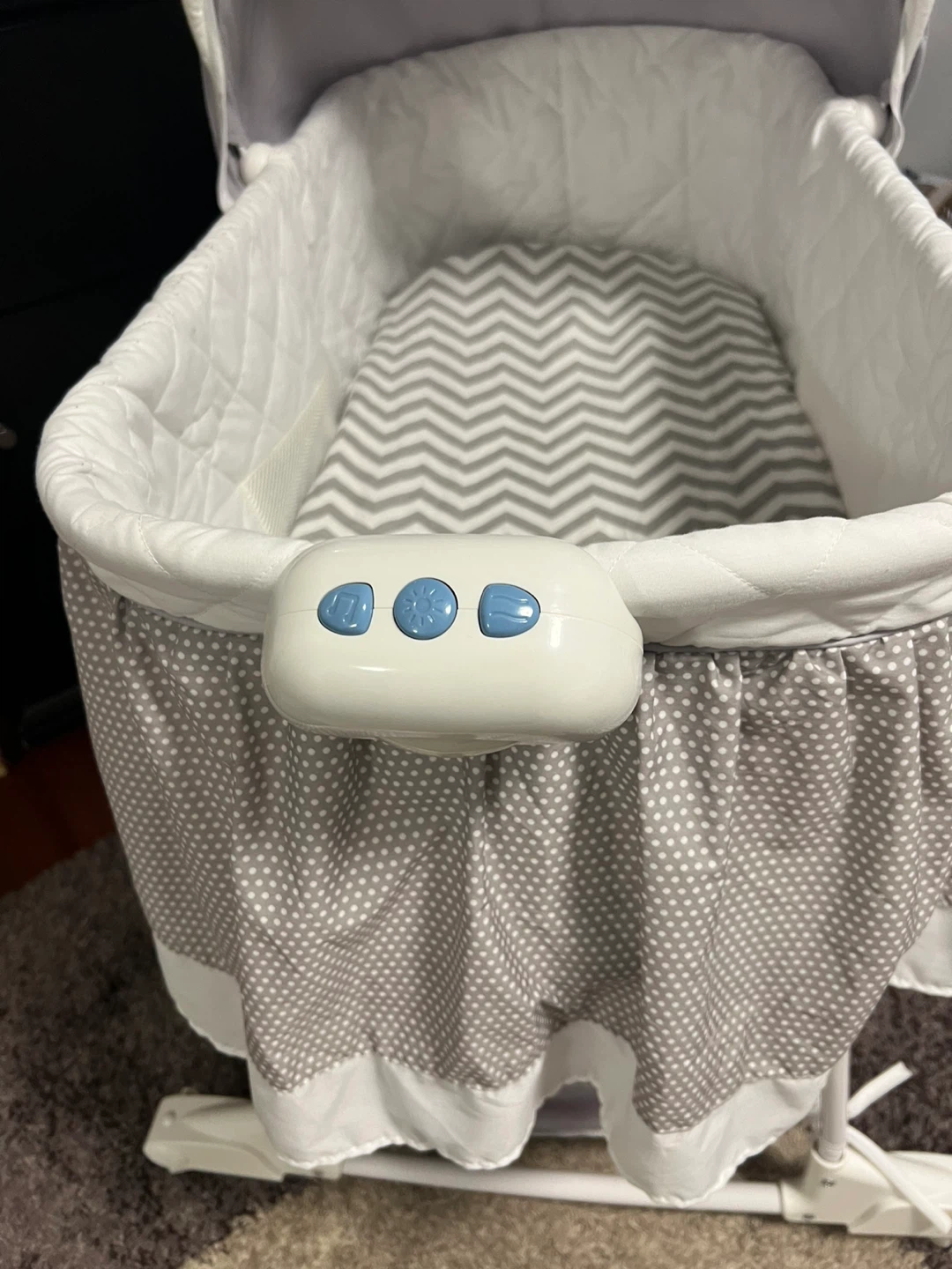 Bily bay Bassinet - rarely used- like new condition - photo 3