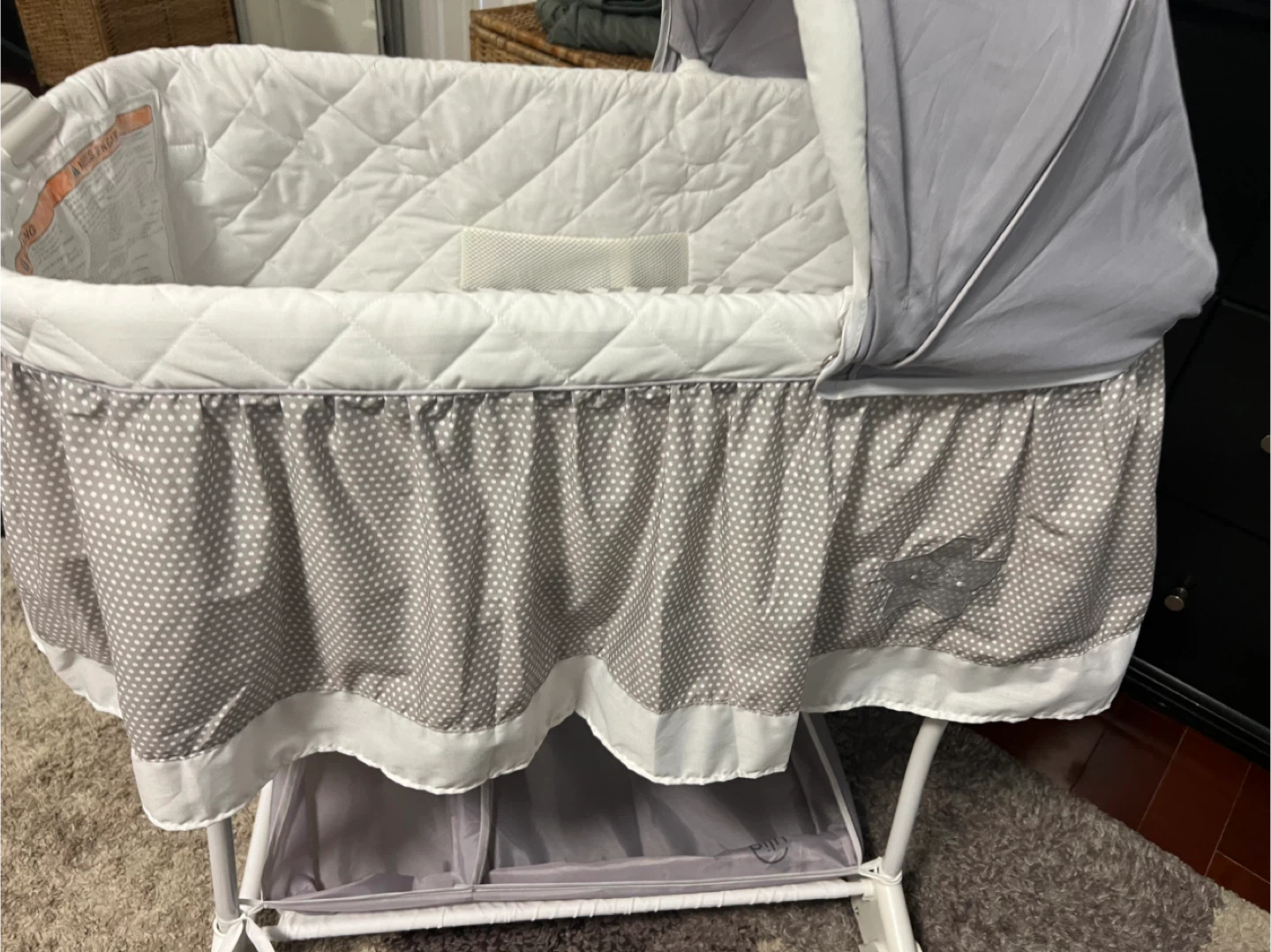 Bily bay Bassinet - rarely used- like new condition