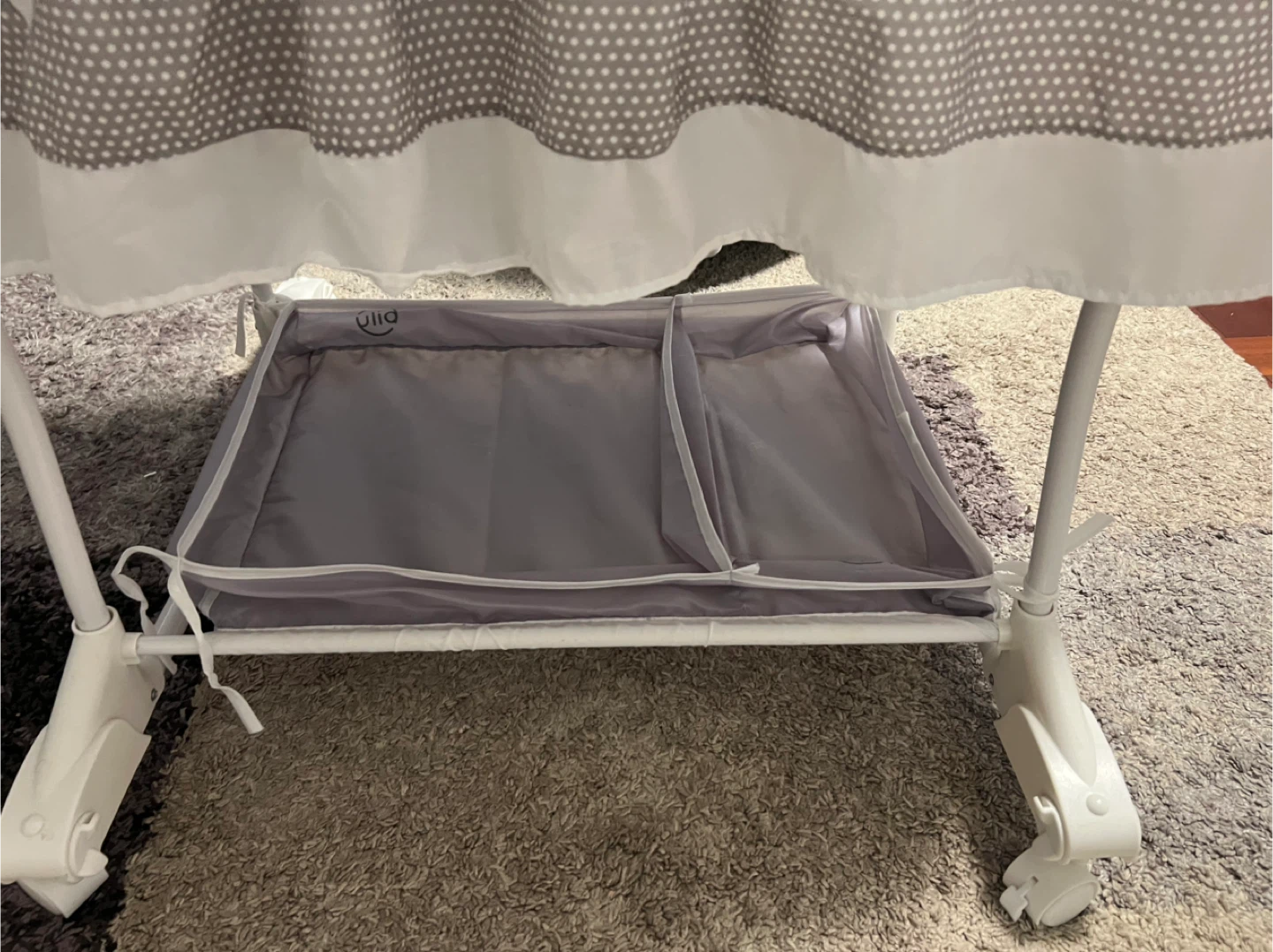 Bily bay Bassinet - rarely used- like new condition - photo 5
