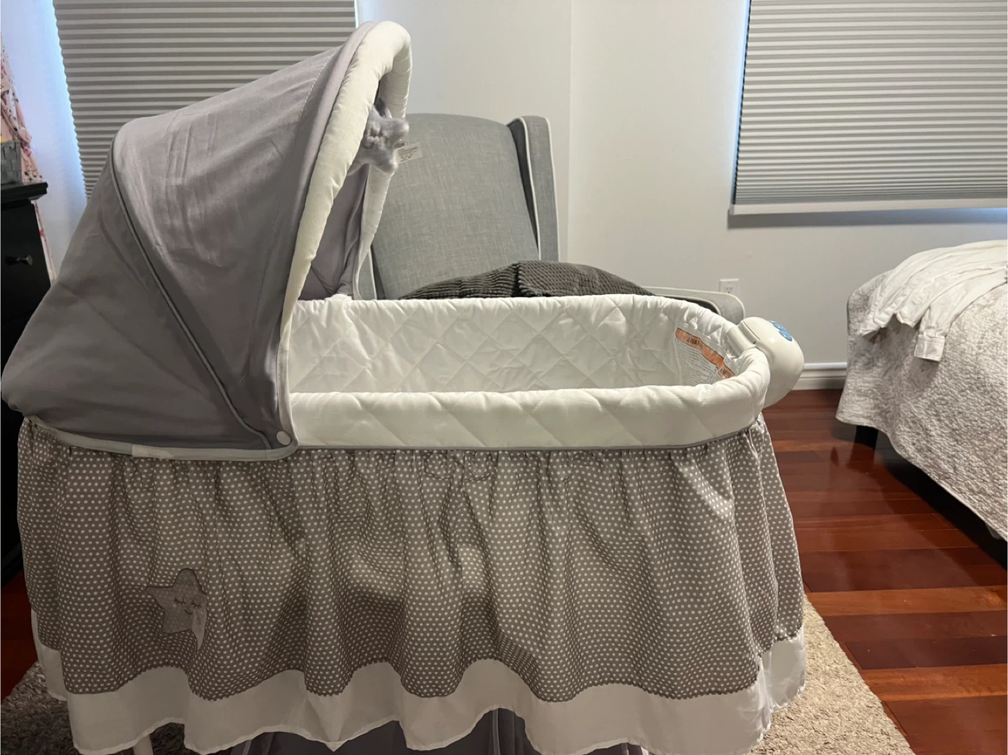 Bily bay Bassinet - rarely used- like new condition - photo 4