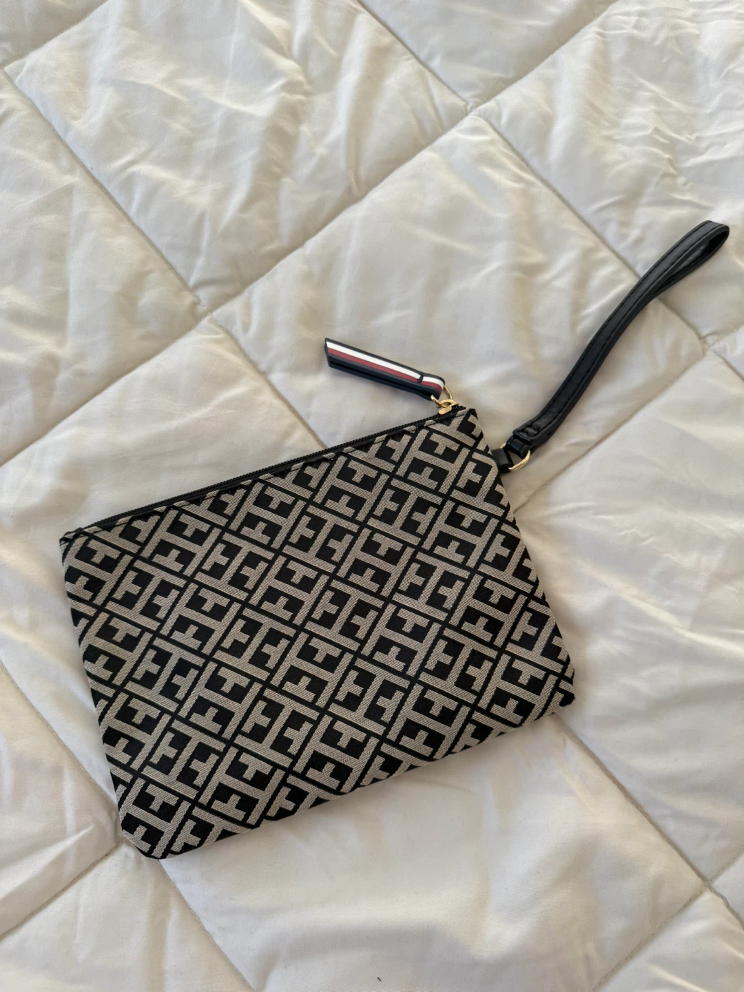 NEW-Tommy Hilfiger Monogram Wristlet – Black & Beige - photo 2