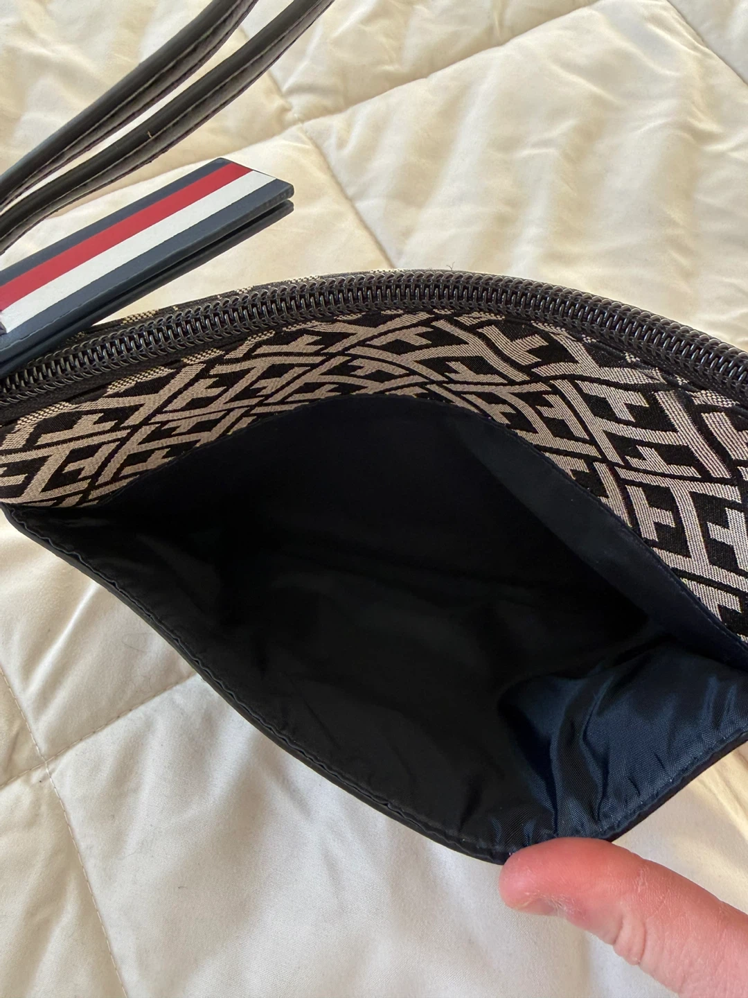 NEW-Tommy Hilfiger Monogram Wristlet – Black & Beige - photo 3