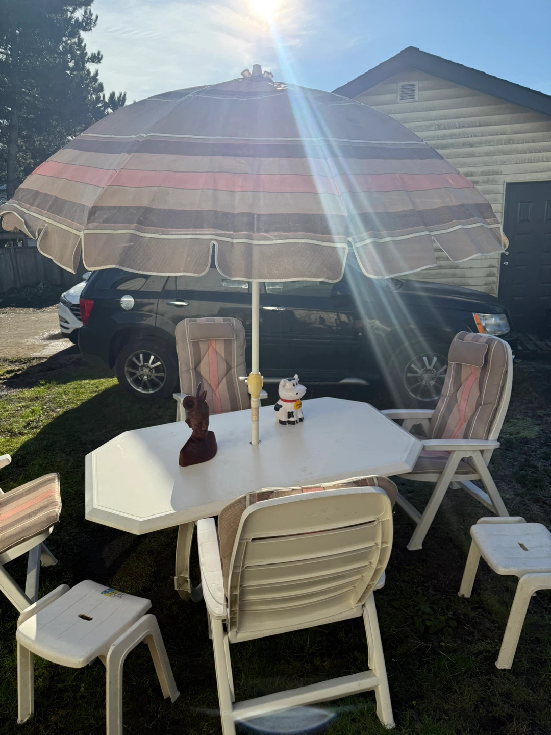 White Patio Set with 4 Chairs and Umbrella - photo 3