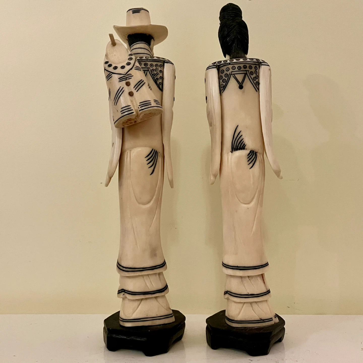 Pair of MCM Bovine Bone Figurines - photo 4
