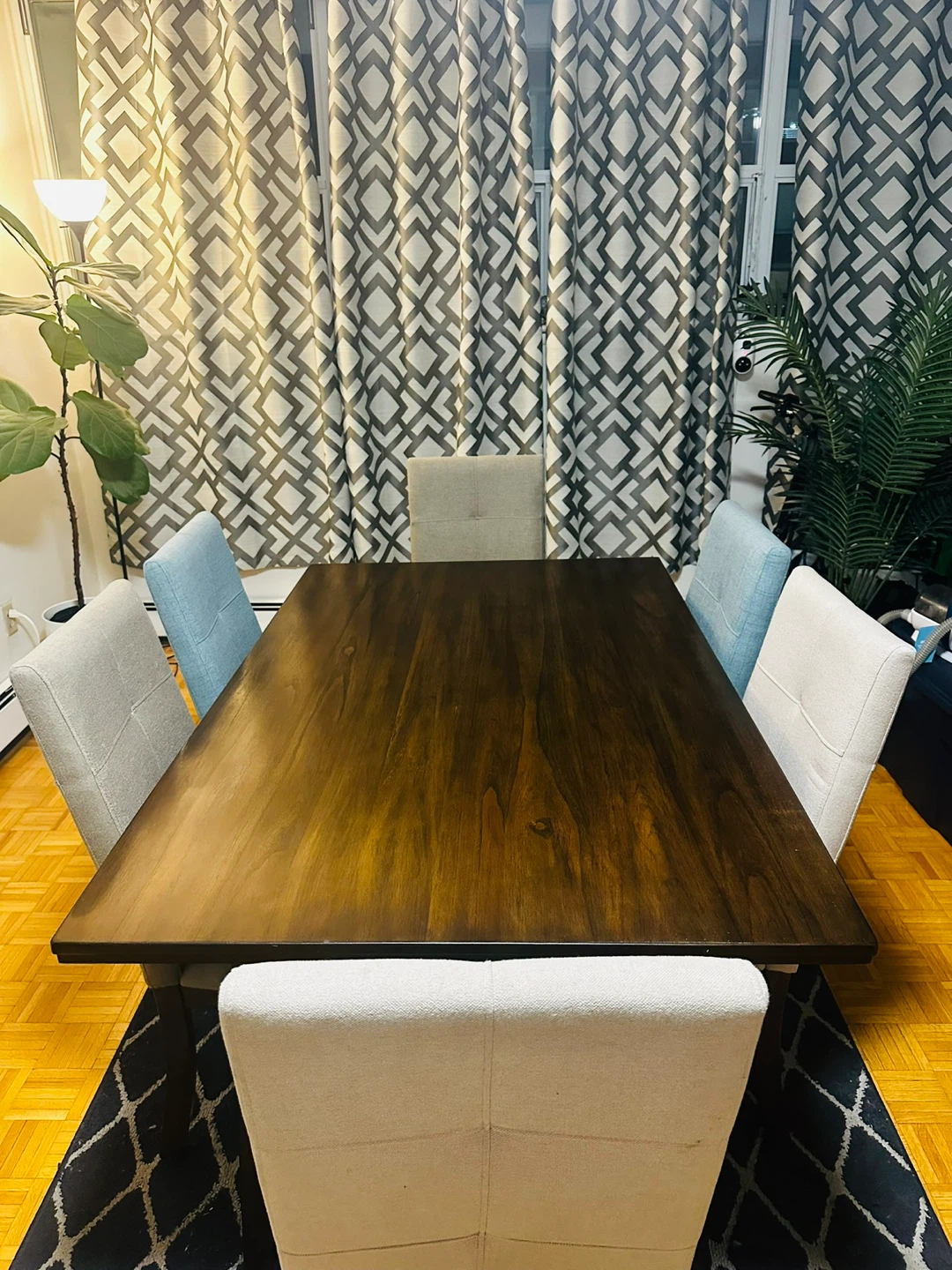 Dining Table and 6 Chairs Setter