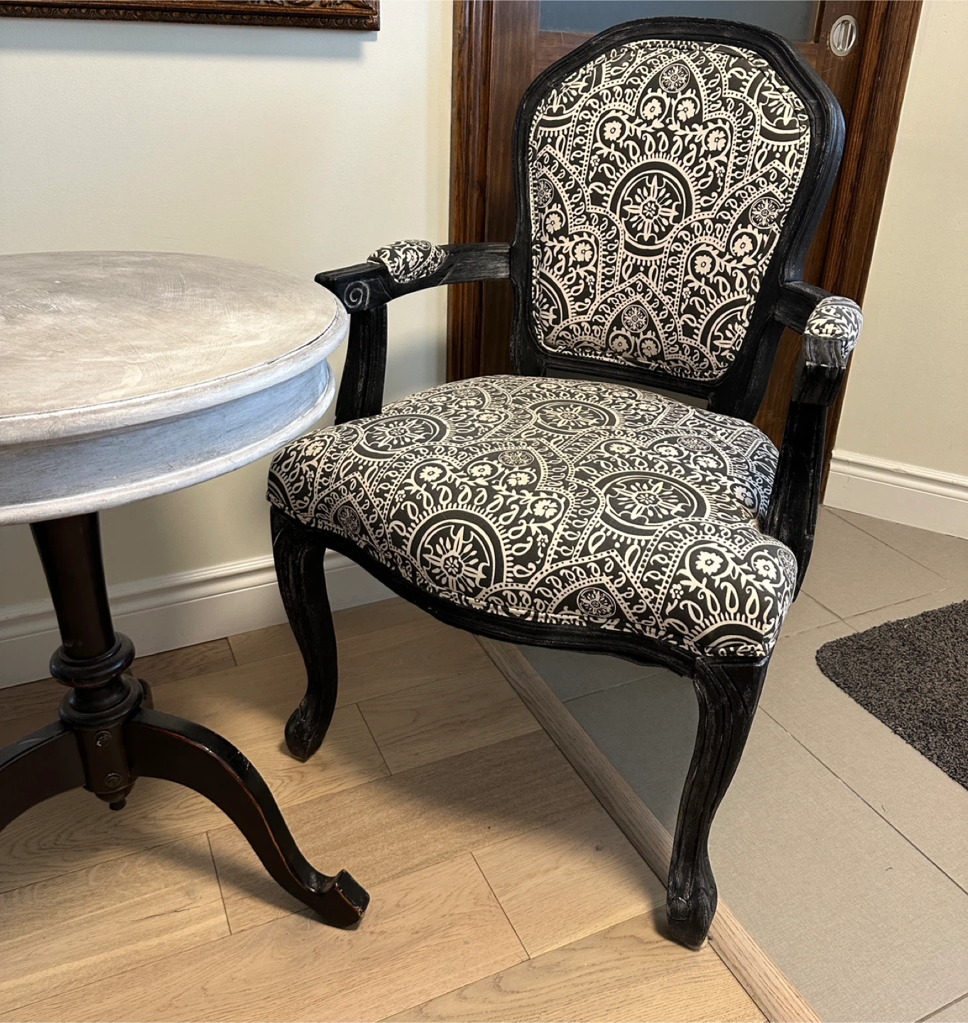 Set of 2 French Provincial Armchairs with Accent Table - photo 2