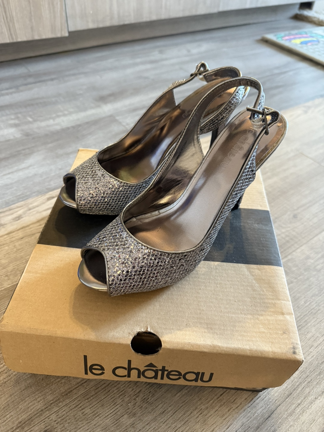 Le Château Women's Silver Glitter Slingback Heels Size 7M