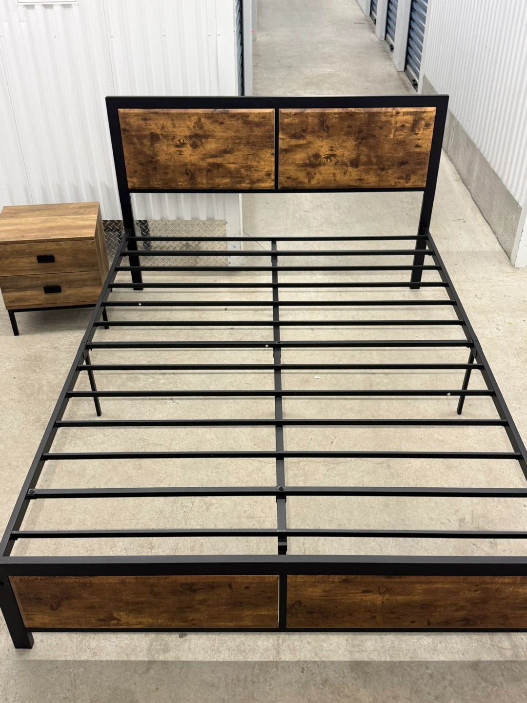 Bed Queen VECELO Metal Frame + Nightstand. - photo 5