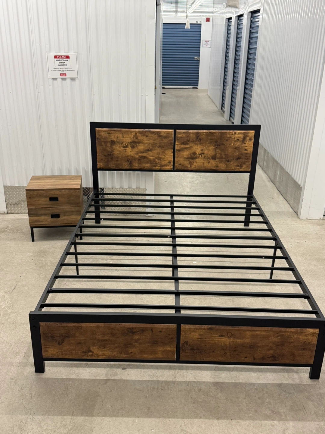 Bed Queen VECELO Metal Frame + Nightstand.