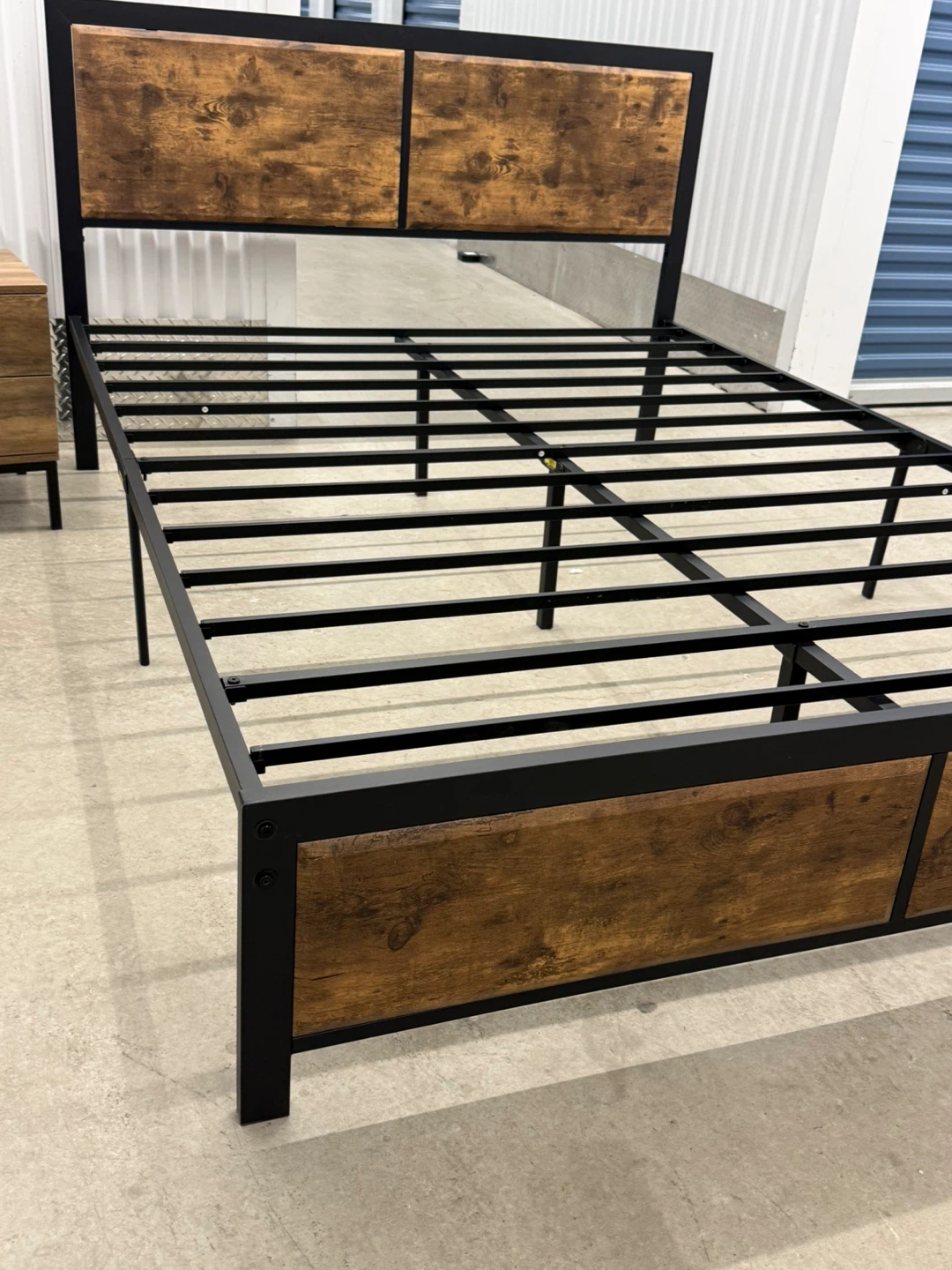 Bed Queen VECELO Metal Frame + Nightstand. - photo 2