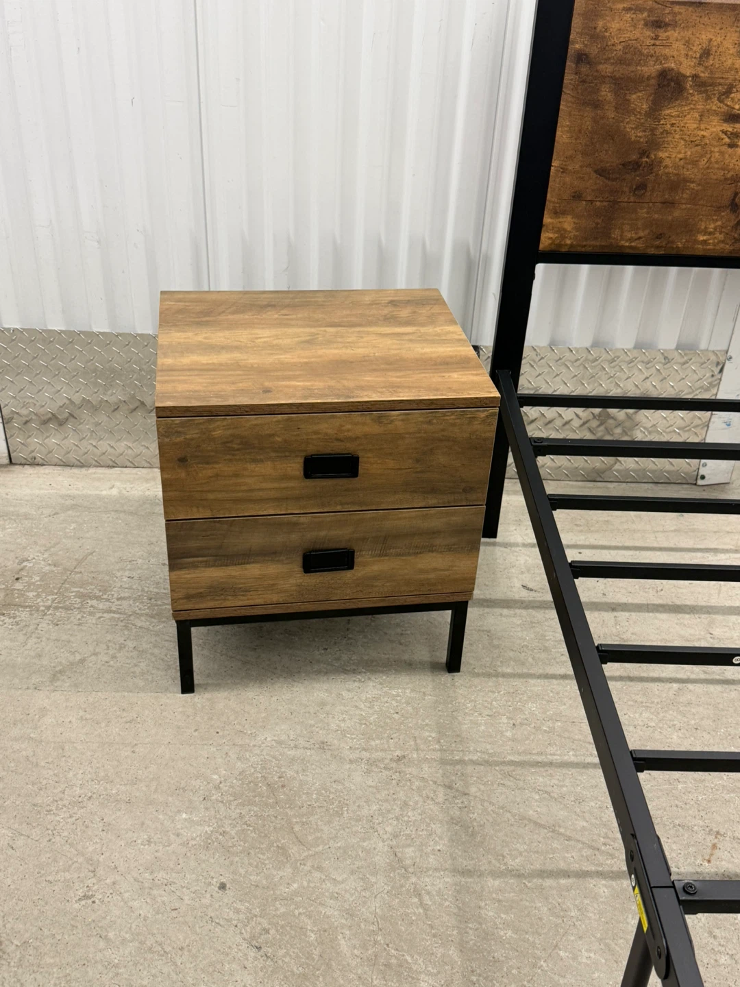 Bed Queen VECELO Metal Frame + Nightstand. - photo 3