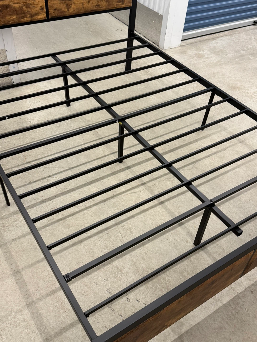 Bed Queen VECELO Metal Frame + Nightstand. - photo 4