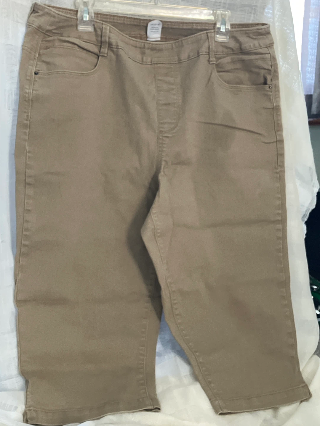 Women's Khaki Capri Pants