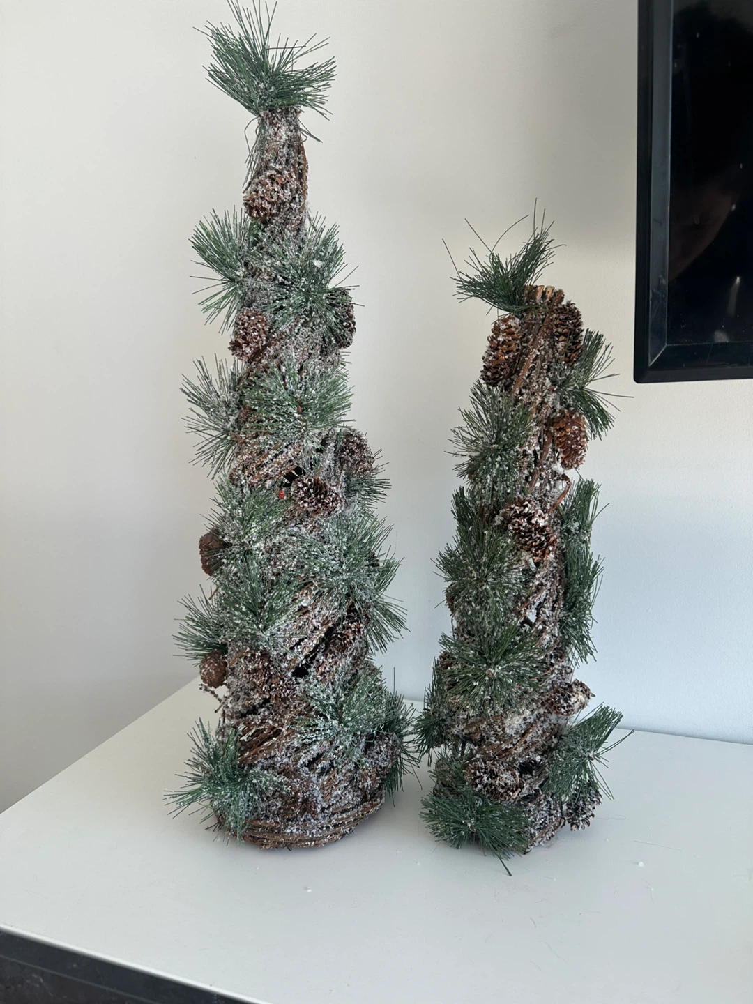 Set of 2 Rustic Cone Christmas Trees with Pinecones