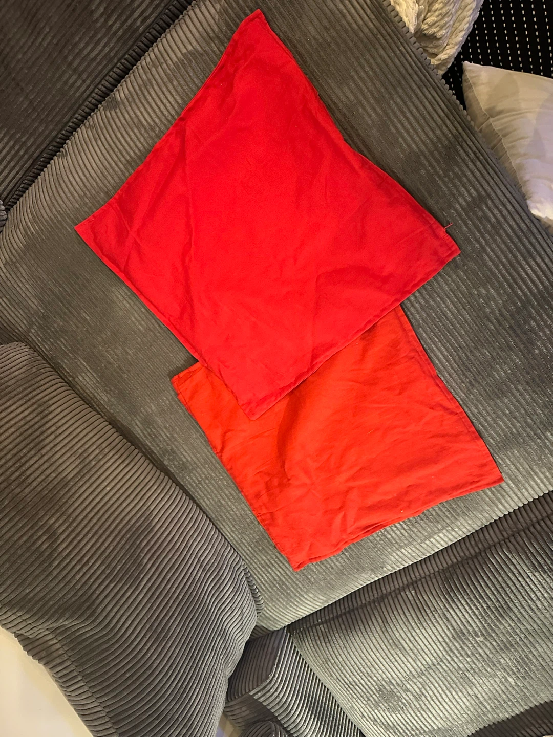 2 Red Throw Pillow Covers - 20X20" - photo 2