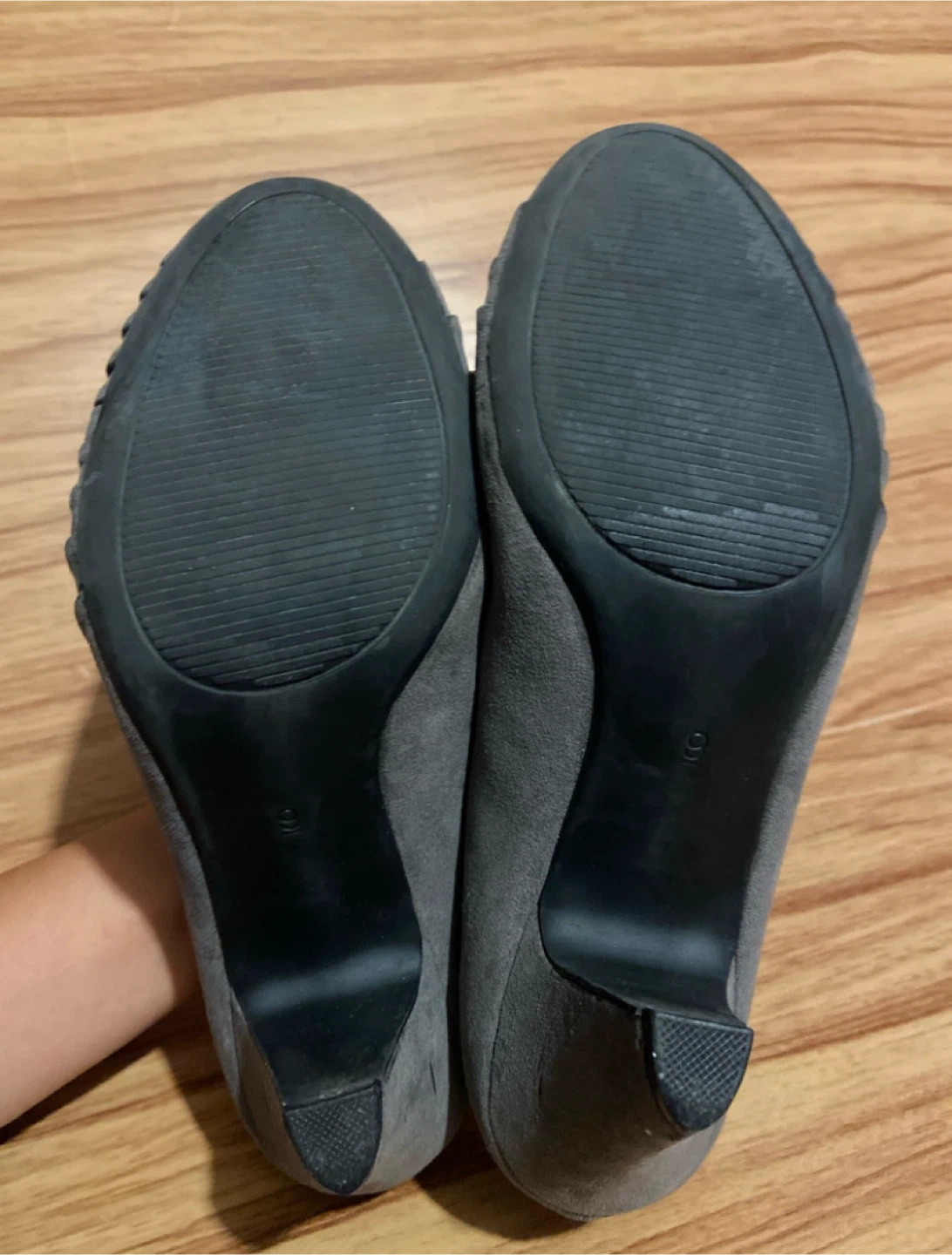 Women’s Abella Suede heels sz9 - photo 4