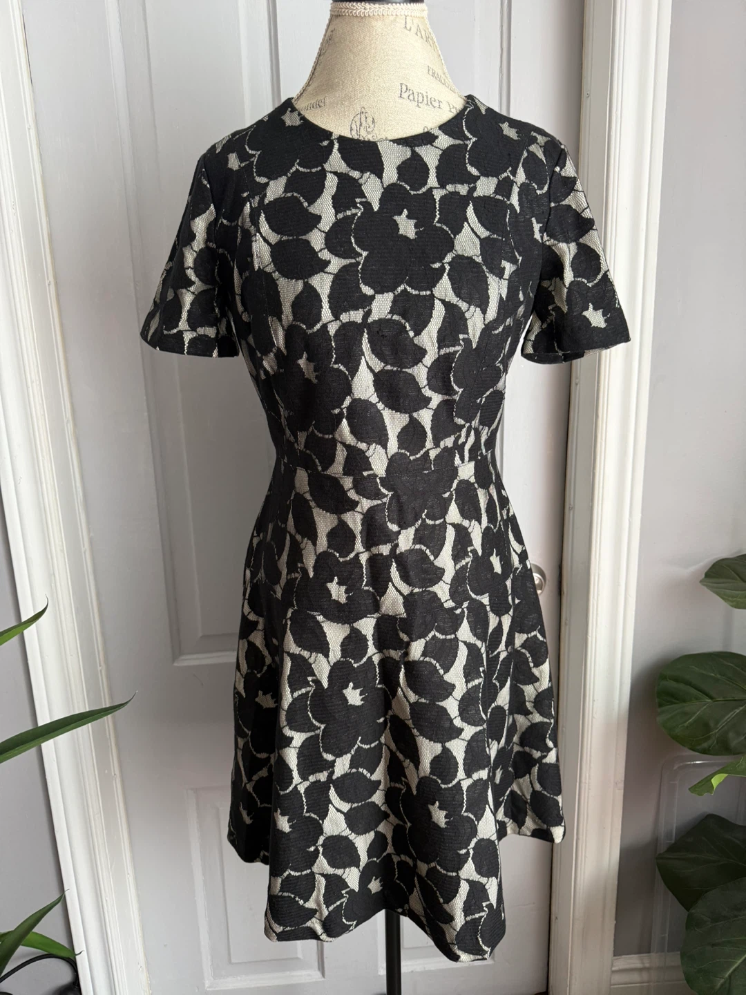 Ann Taylor Black & White Floral Sheath Dress Size 6