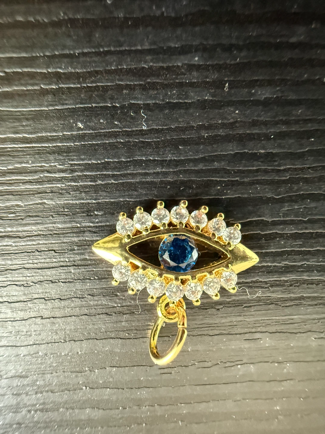 Fixed color eye design pendant