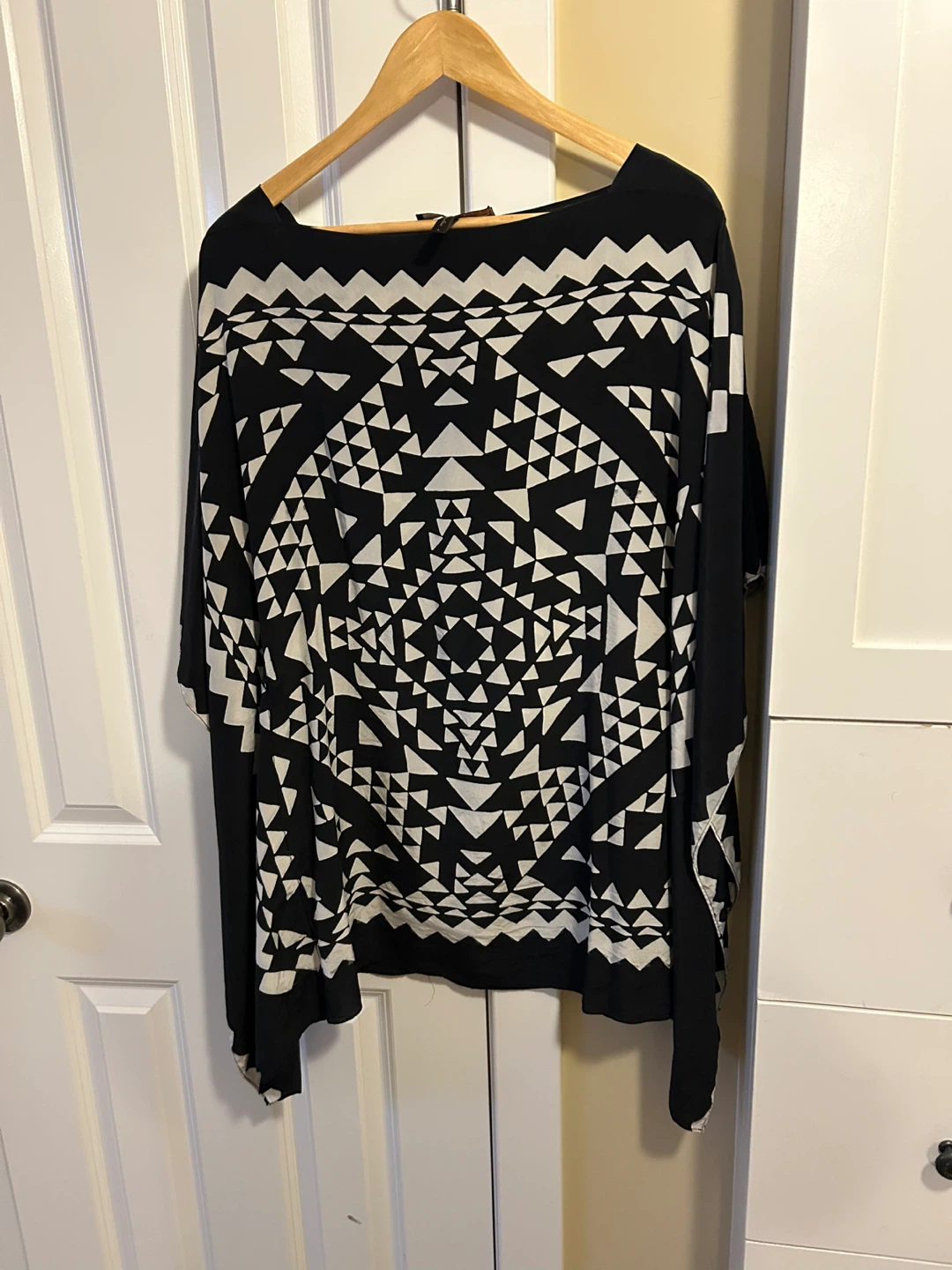 BCBGMAXAZRIA Black & White Geometric Print Tunic Top