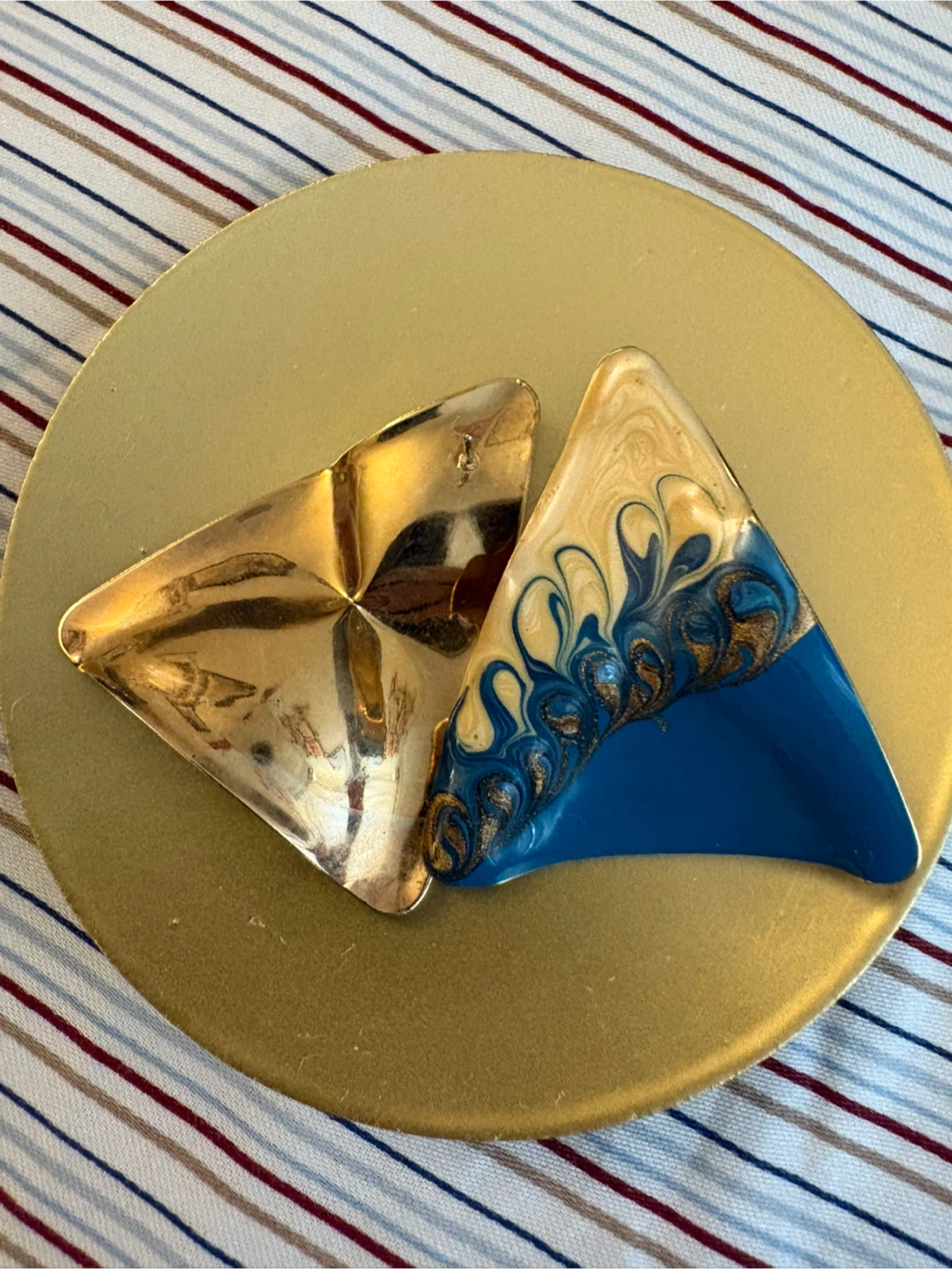 Vintage Two Blue and Gold Swirl Resin Triangle earrings. - photo 3