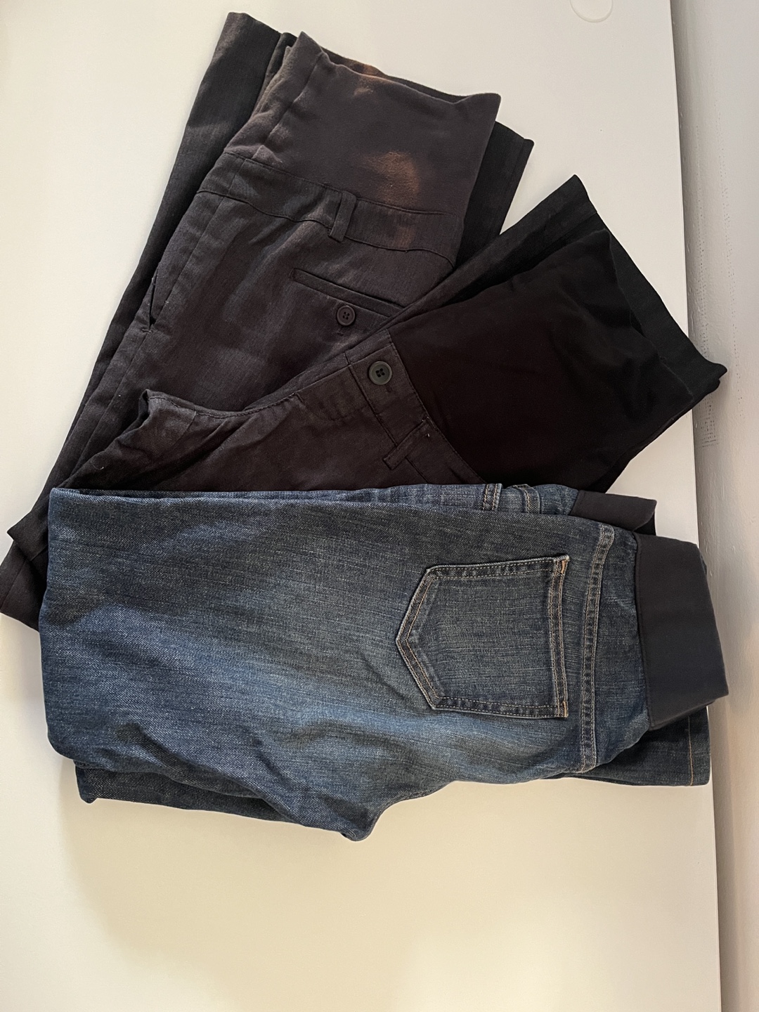 Gently used- 3 Maternity pants size XS