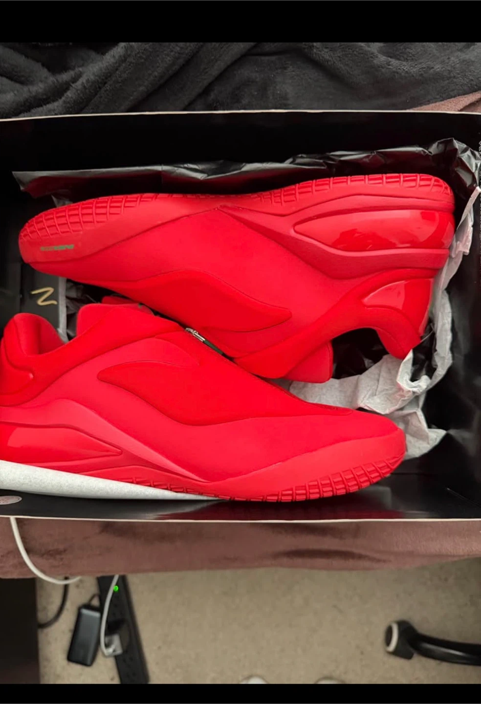 Shai 001 “winter red size 9.5