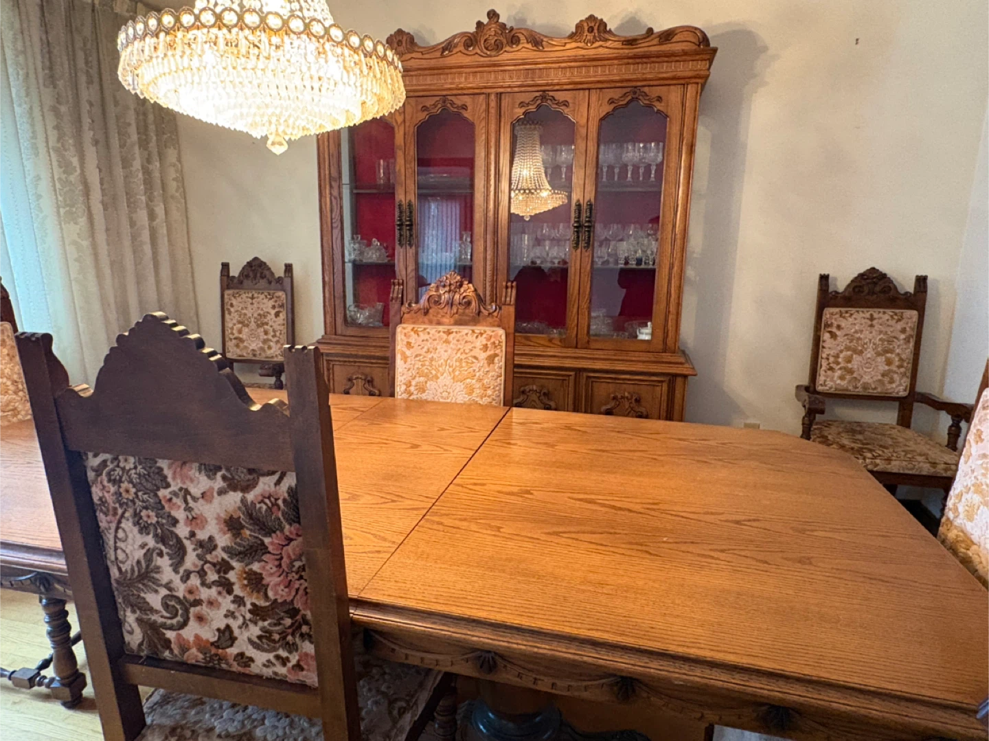 Dining room w/ 6 chairs and hutch