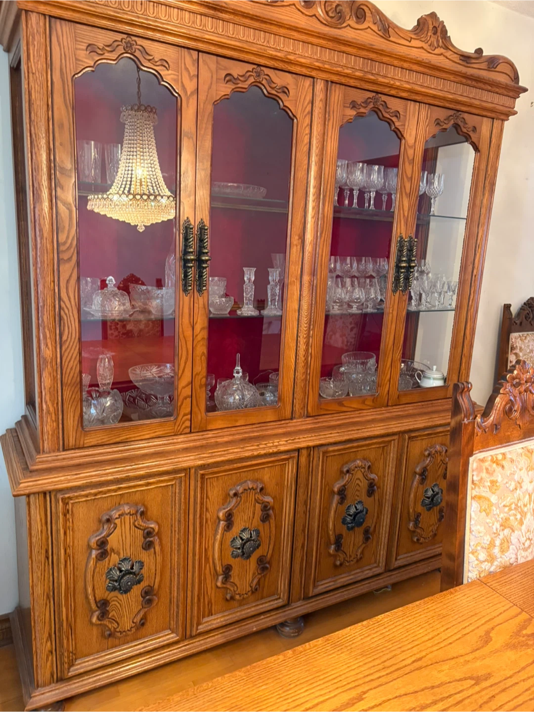 Dining room w/ 6 chairs and hutch - photo 2
