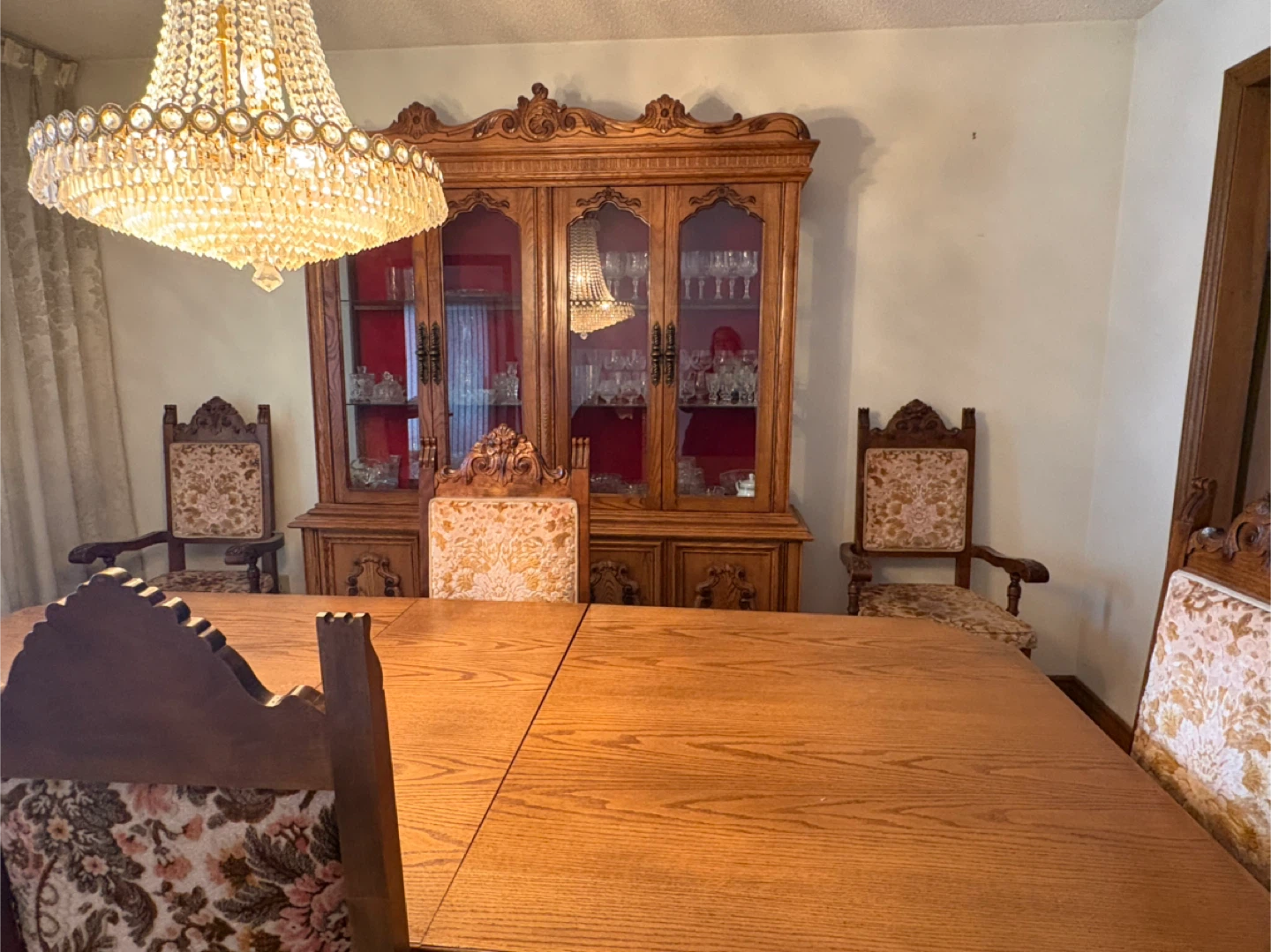 Dining room w/ 6 chairs and hutch - photo 3