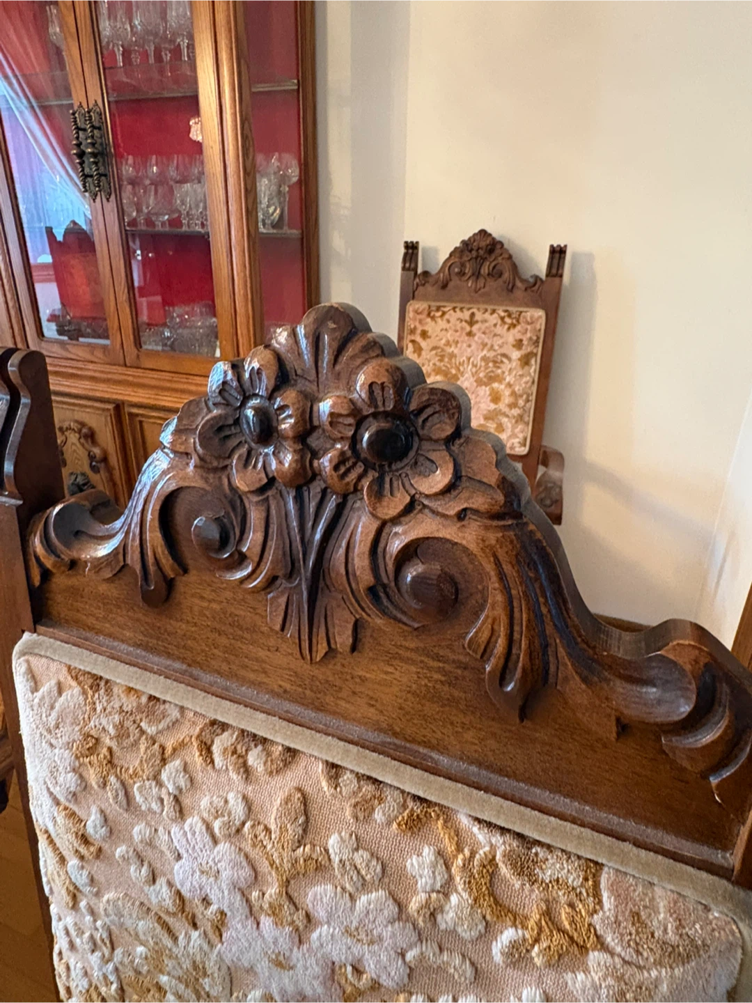 Dining room w/ 6 chairs and hutch - photo 4